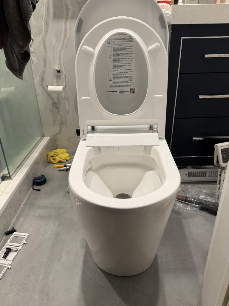 Casta Diva rimless bowl and self-cleaning bidet nozzle