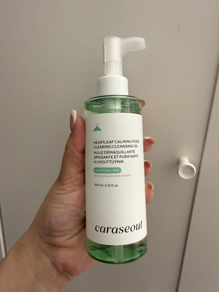 Holding caraseoul Cleansing Oil 200ml pump bottle