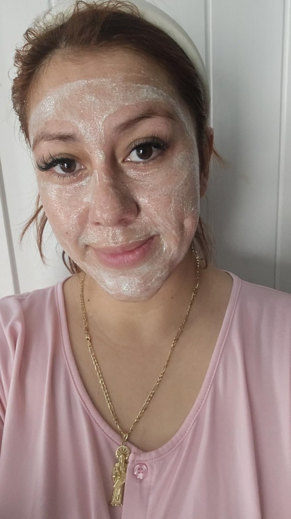 Customer wearing Arencia as a 1-minute wash-off face pack