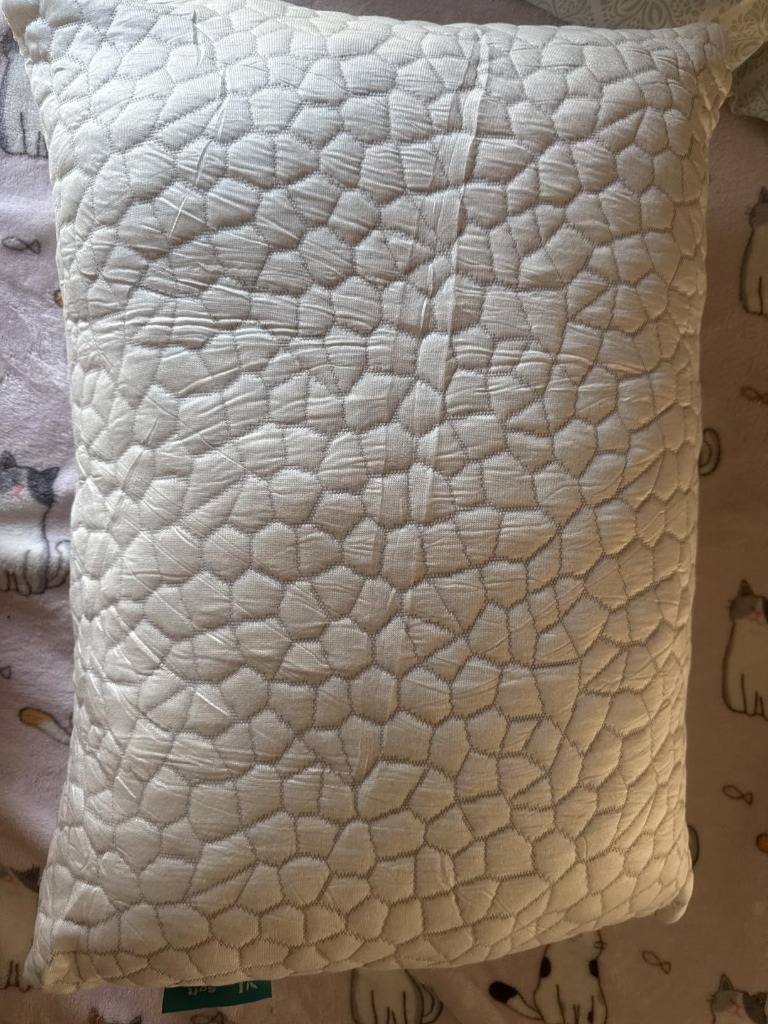 Close-up of QUTOOL cooling honeycomb quilted cover on bed