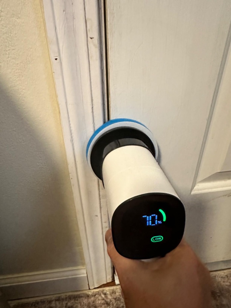 Handheld mode cleaning doorframes with blue foam pad