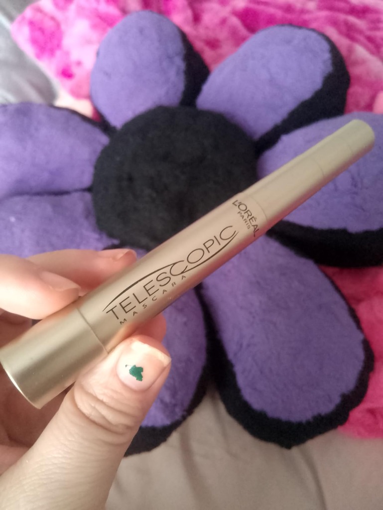 Holding the slender gold Telescopic mascara tube